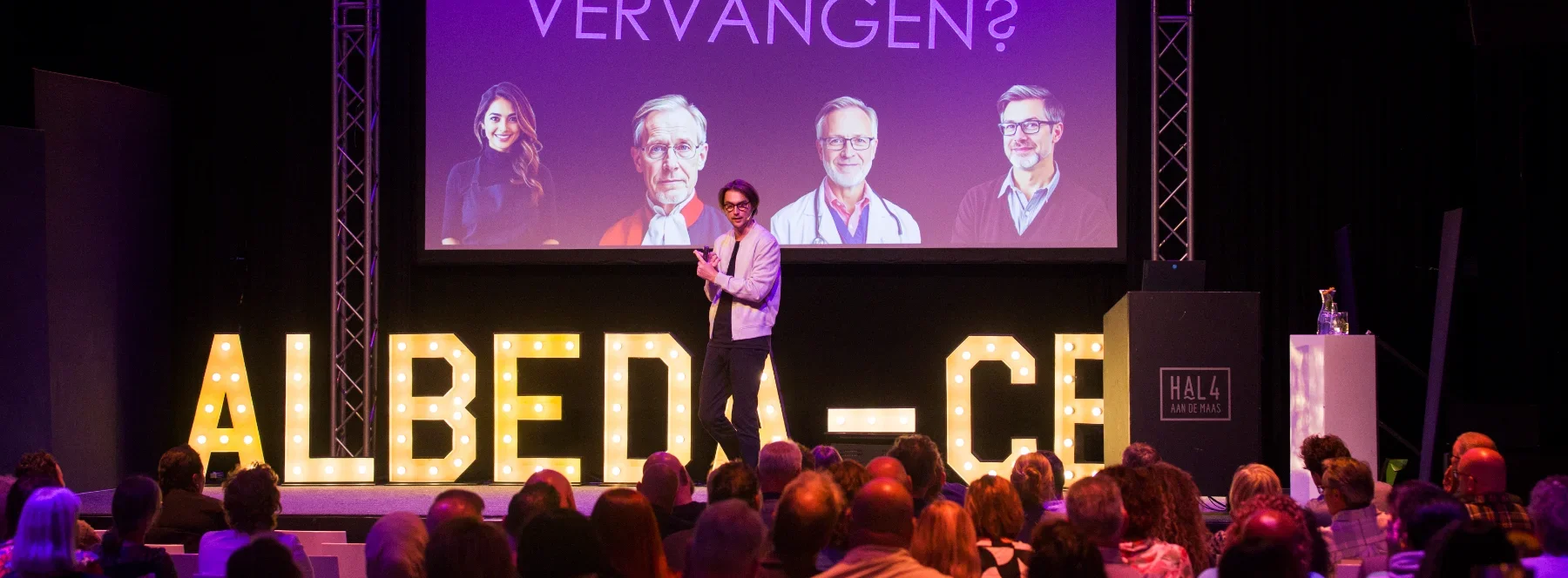 Robbert van Empel giving a presentation on stage